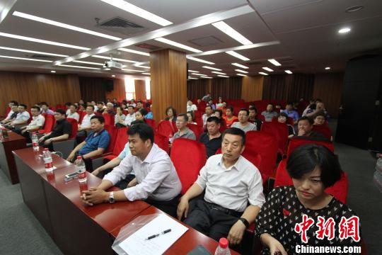 天津市包装技术协会召集逾百名企业家举行专题研讨会。 张道正 摄 天津市包装技术协会召集逾百名企业家举行专题研讨会。 张道正 摄